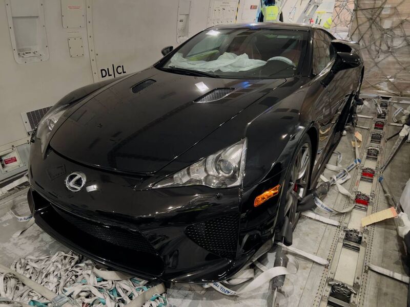Lexus LFA в самолёте